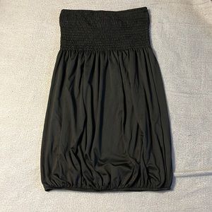 Black, sleeveless, silky top. Stretchy material so fits M/L